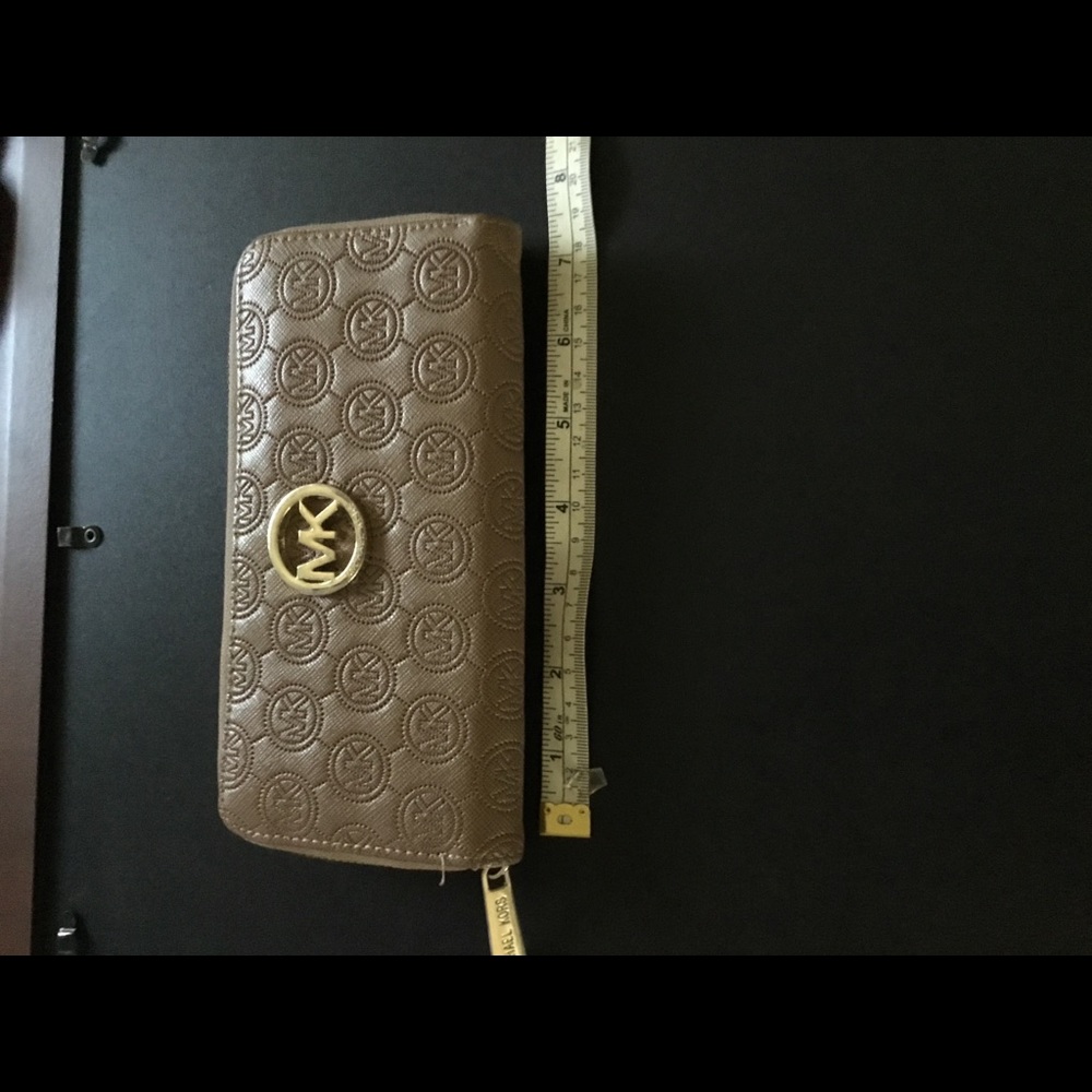 Michael Kors wallet used but in great condition